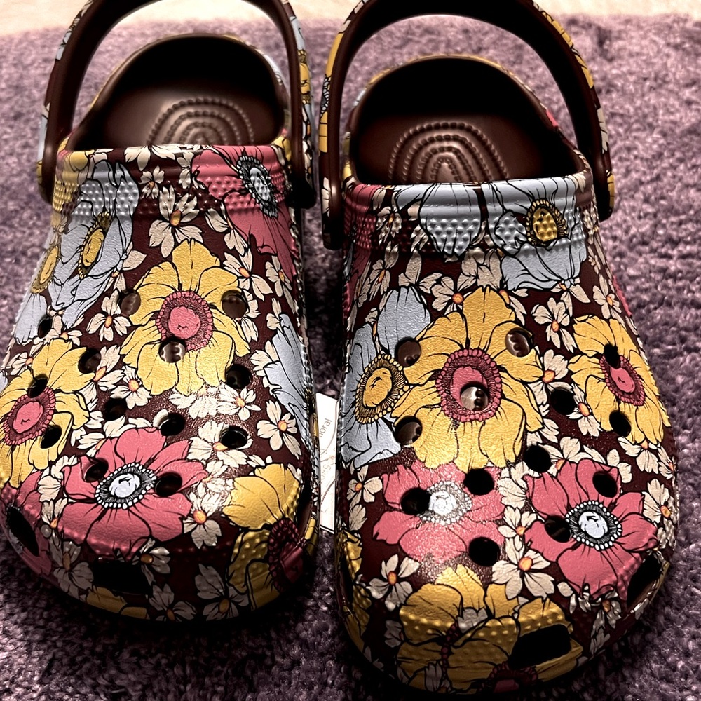 Crocs Women 7-Classic retro floral- extra style to iconic clog-Croslite comfort